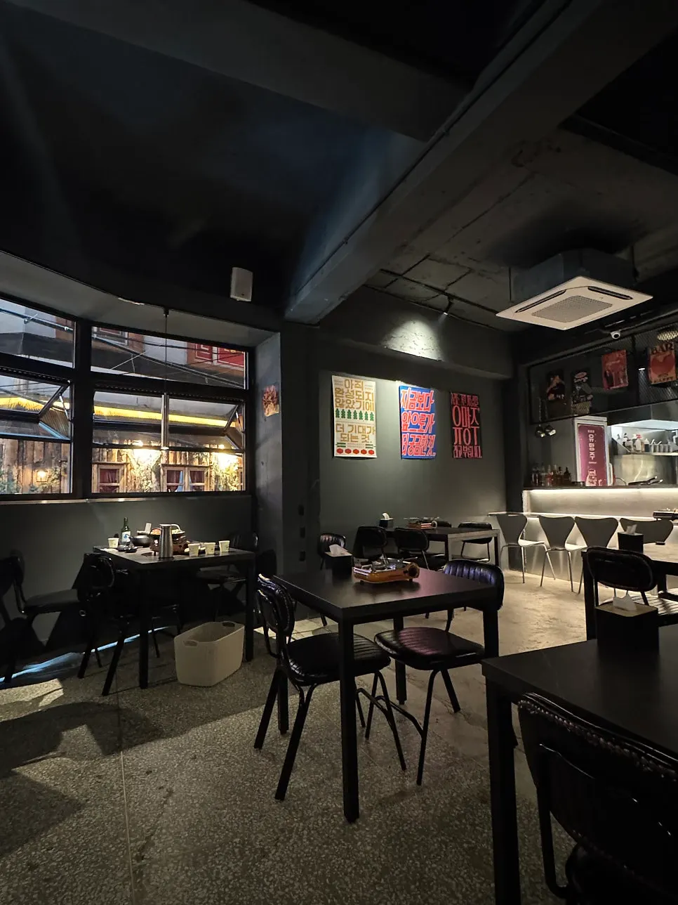Atmosphere at Yuumangju Seomyeon Branch, which also has group seating