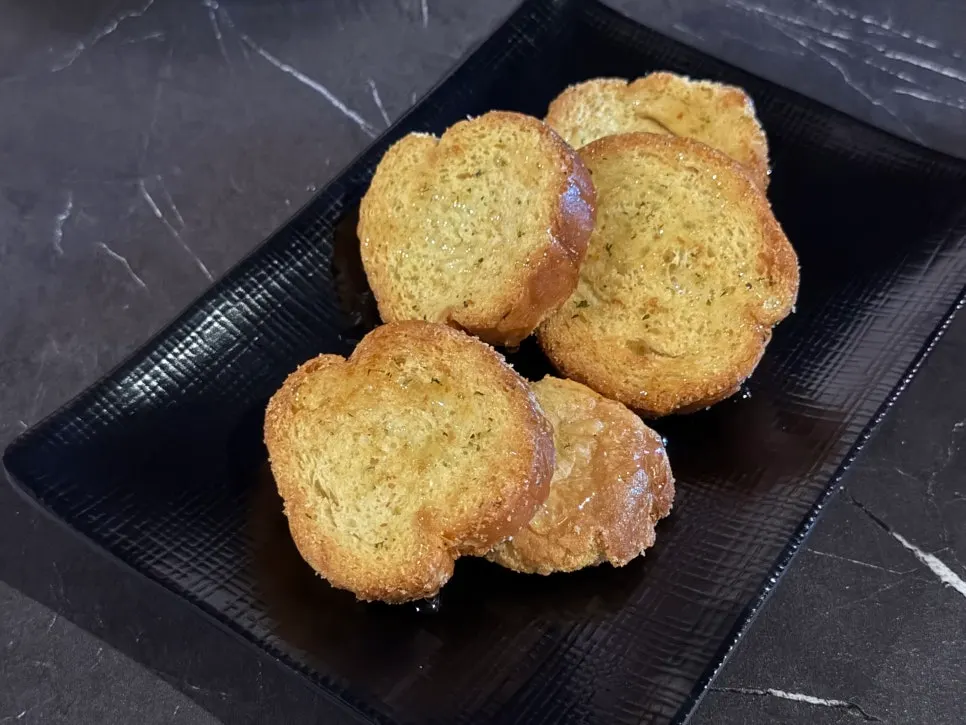 Garlic bread and garlic chips served as basic side dishes