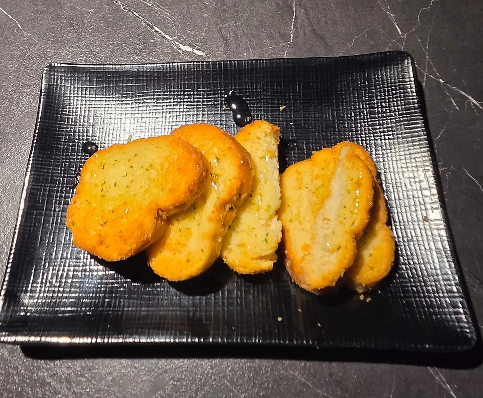 Plate of garlic bread served as the basic anju