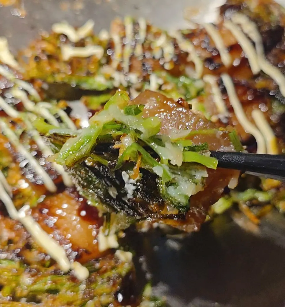 Plump pork skin and mayo sauce on top of the chive pancake