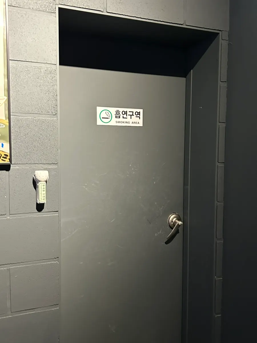 매장 밖에 마련된 실외 흡연실