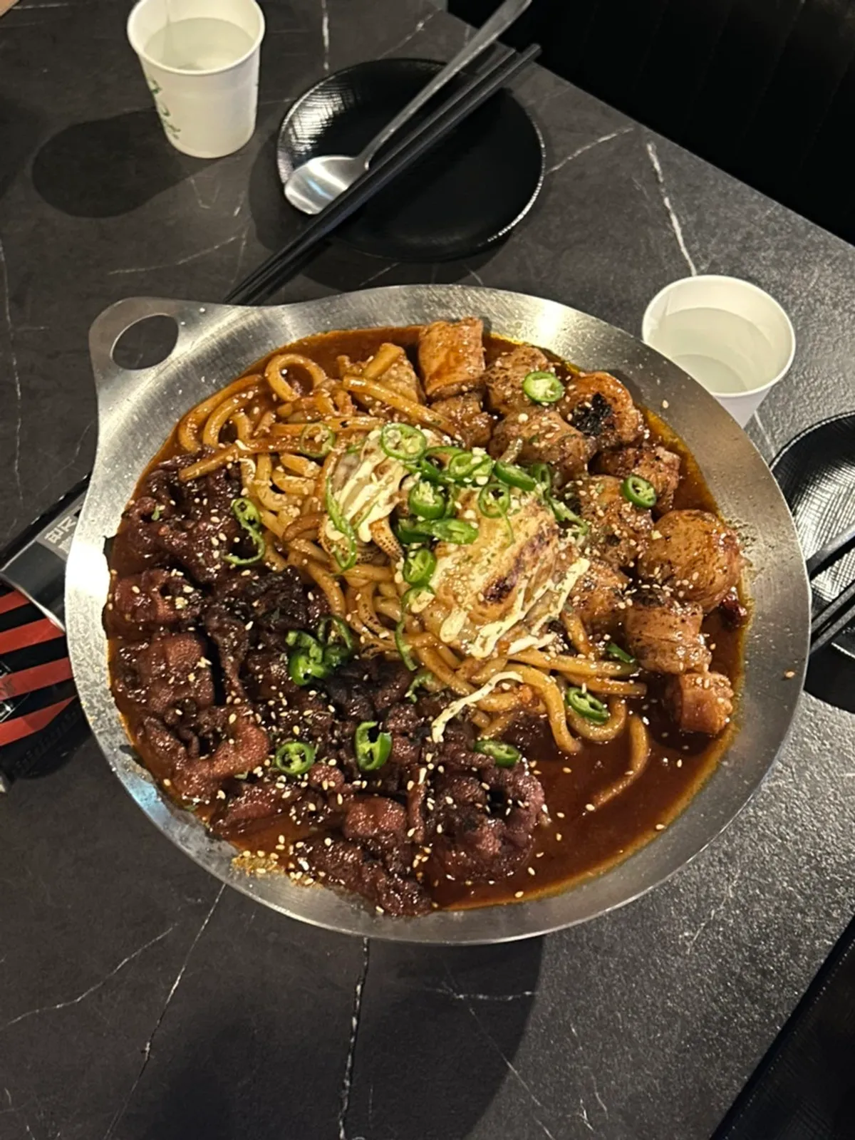 갑오징어 대창 무뼈닭발이 담긴 오대발