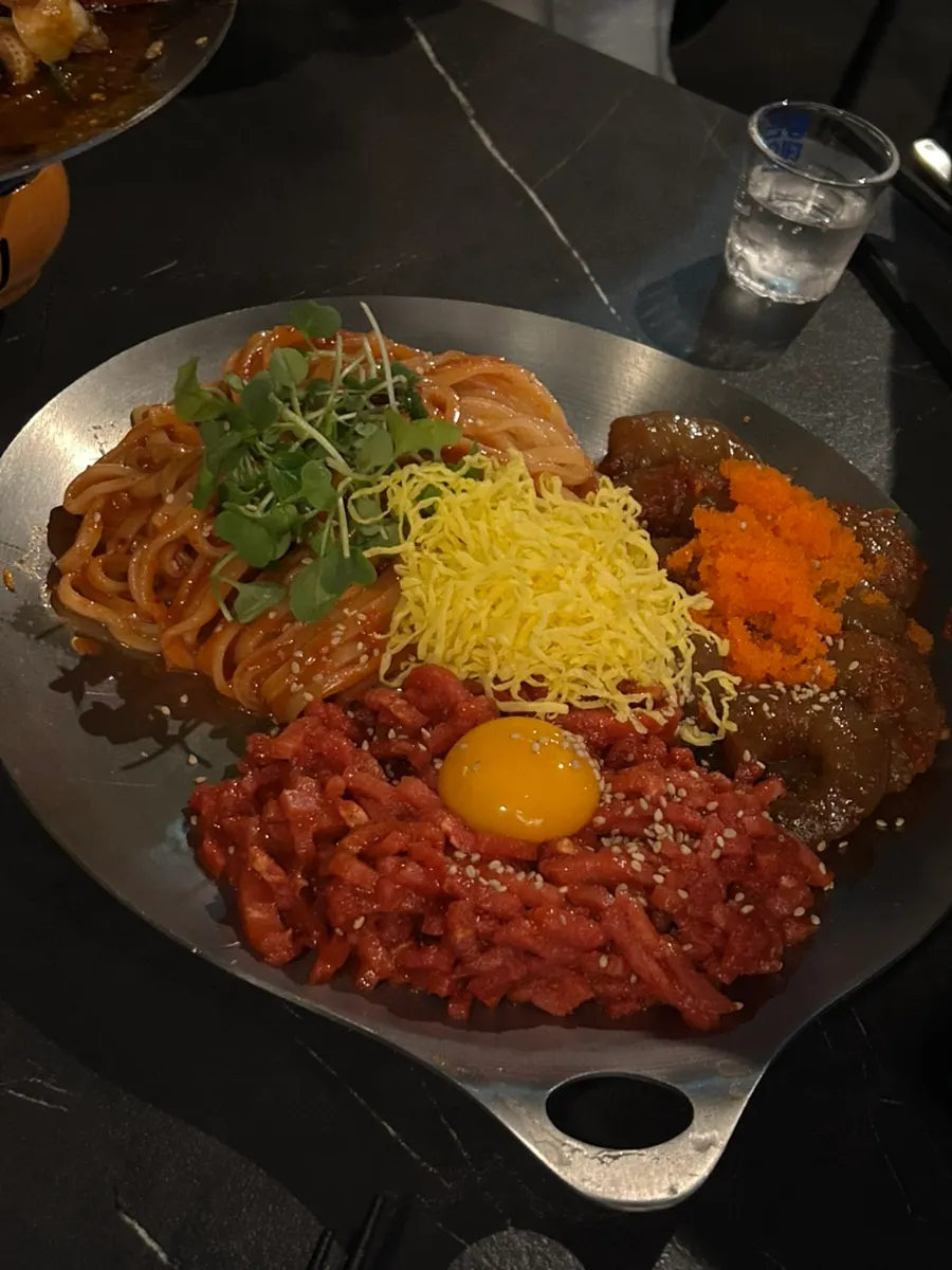 육회 새우장 칼비빔이 한 접시에 담긴 메뉴