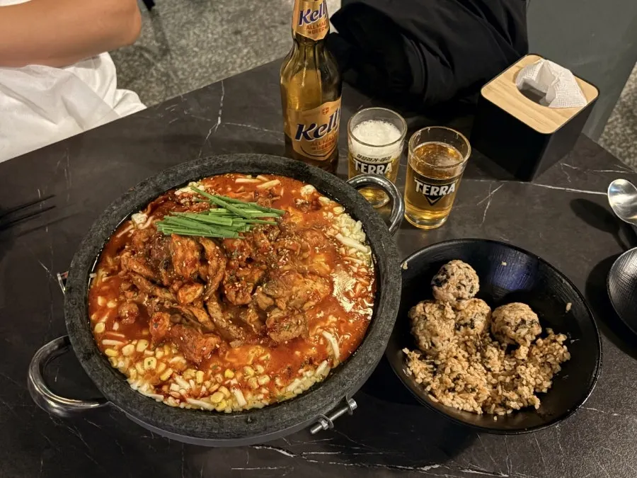 Yuumangju-da-moattak served on a hot stone plate