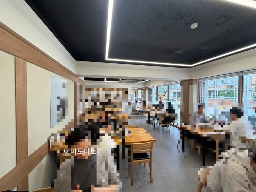 깔끔한 인테리어의 선바위메밀장터 매장 내부