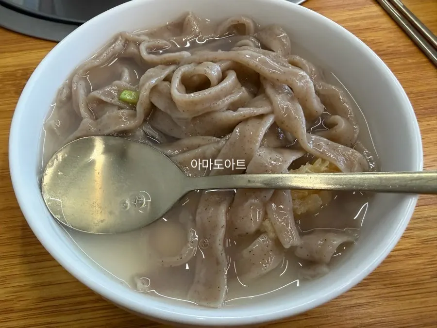 바지락이 가득한 칼국수 2인분 상차림