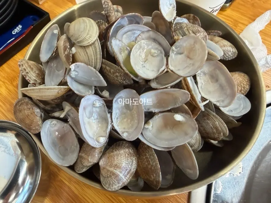 바지락 국물과 메밀칼국수 면