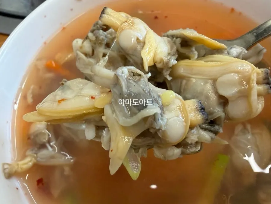 숟가락으로 퍼먹는 바지락 칼국수 한 술