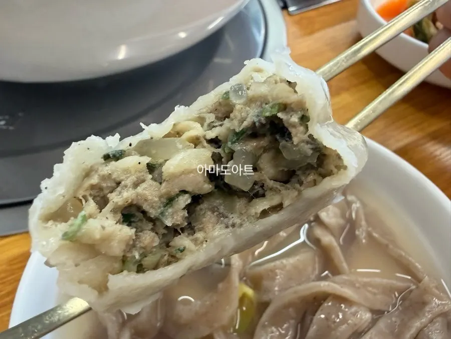 선바위메밀장터 능이 왕만두 접시