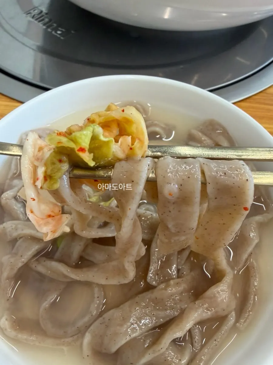 반으로 자른 능이 왕만두 속