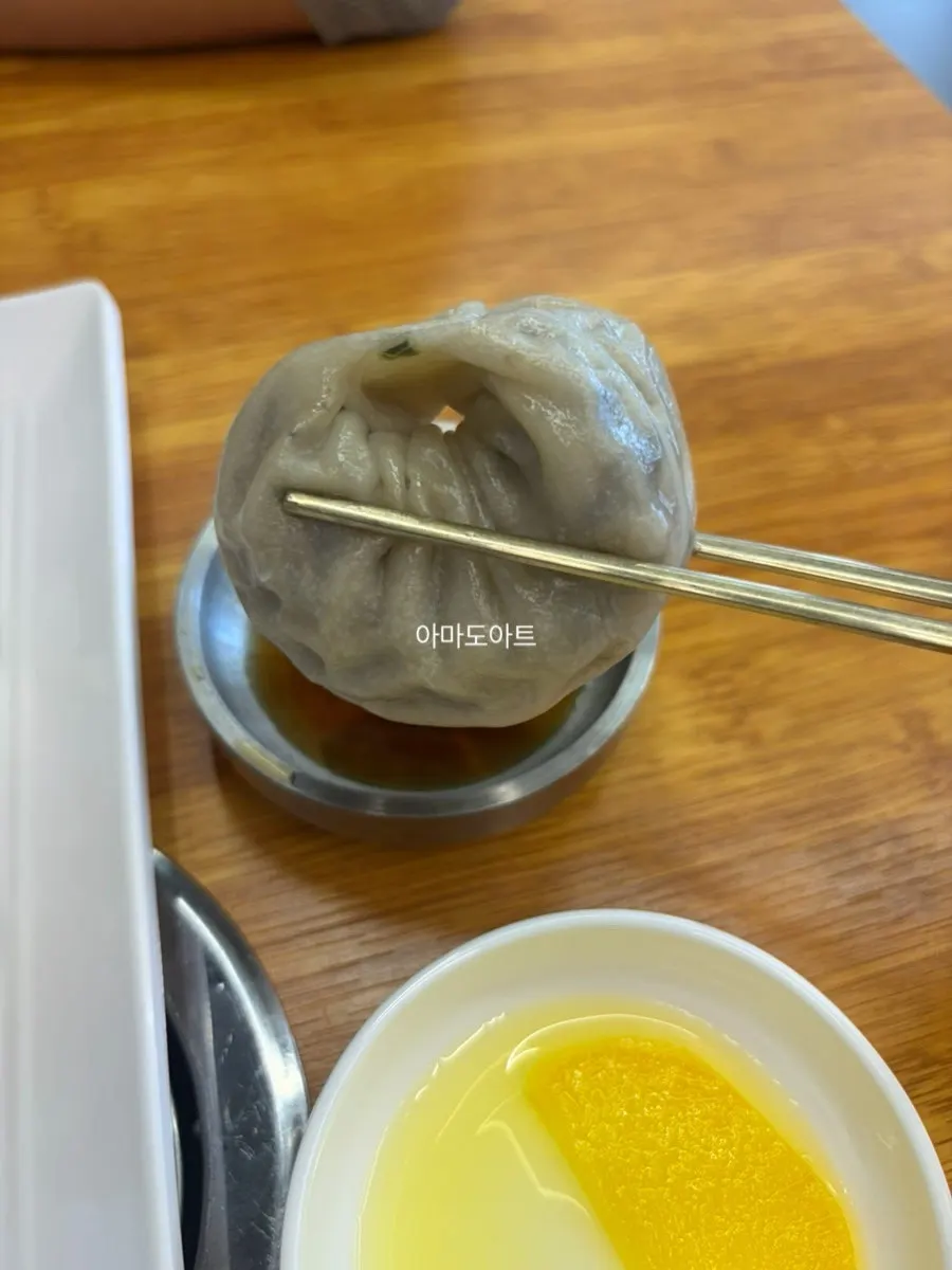 쫄깃한 메밀칼국수 면을 들어올린 모습