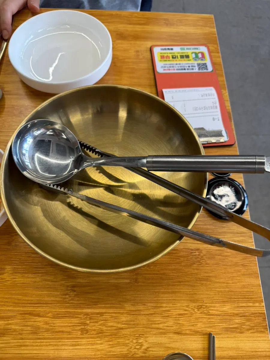 Large bowl for discarding clam shells