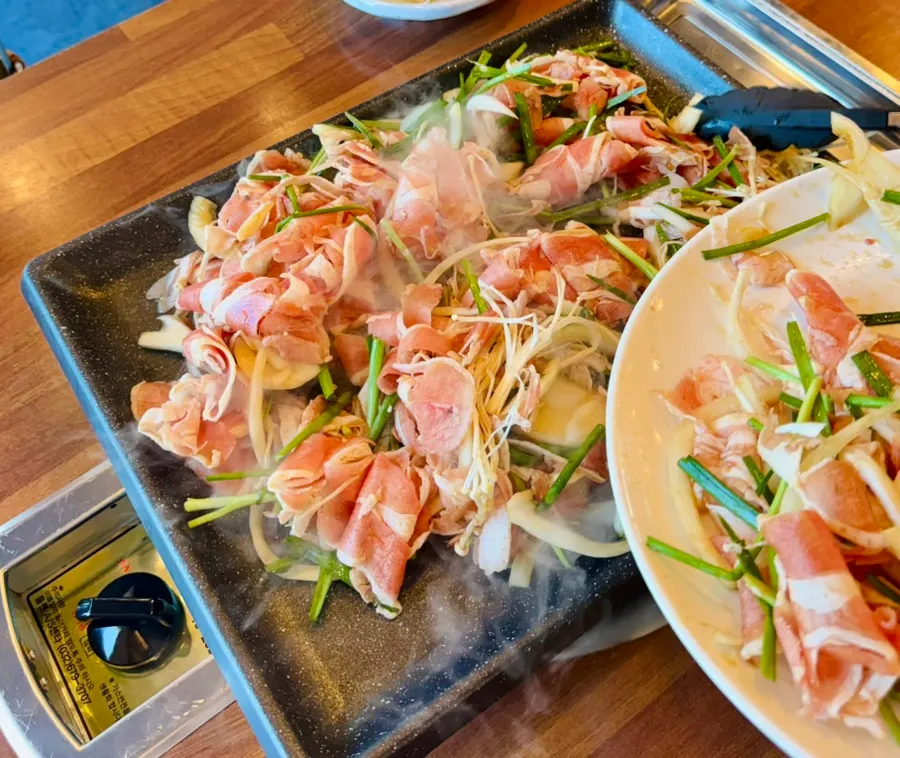 Signature mountain-piled duck bulgogi at Seonbong Sandeomi Ori