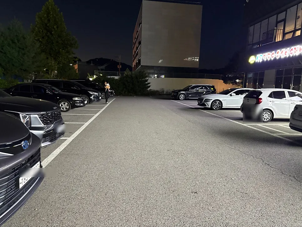 선봉산더미오리 건물 앞 넓은 주차장