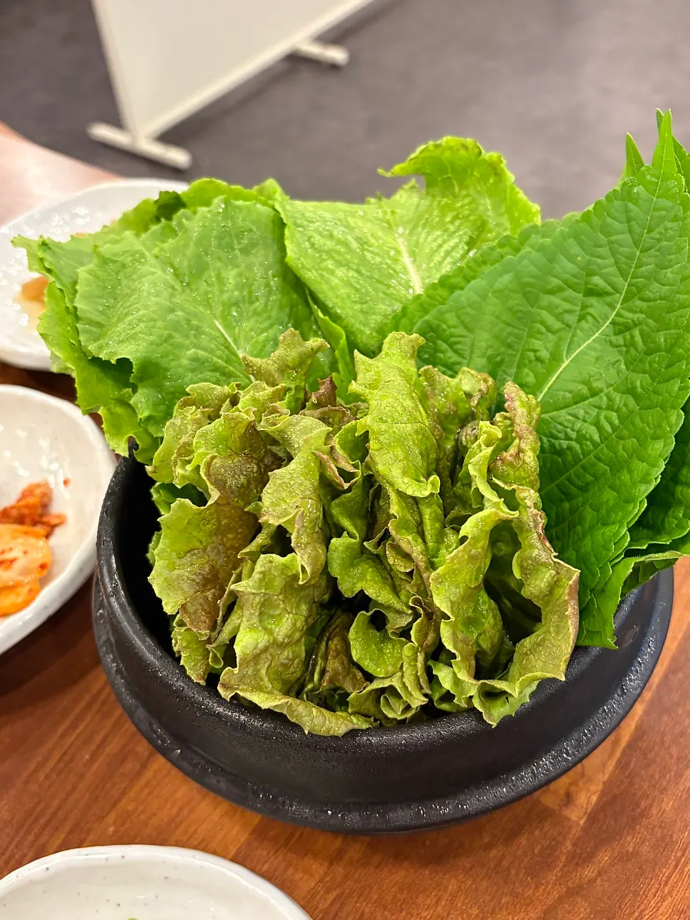 셀프바에 놓인 쌈채소와 소스