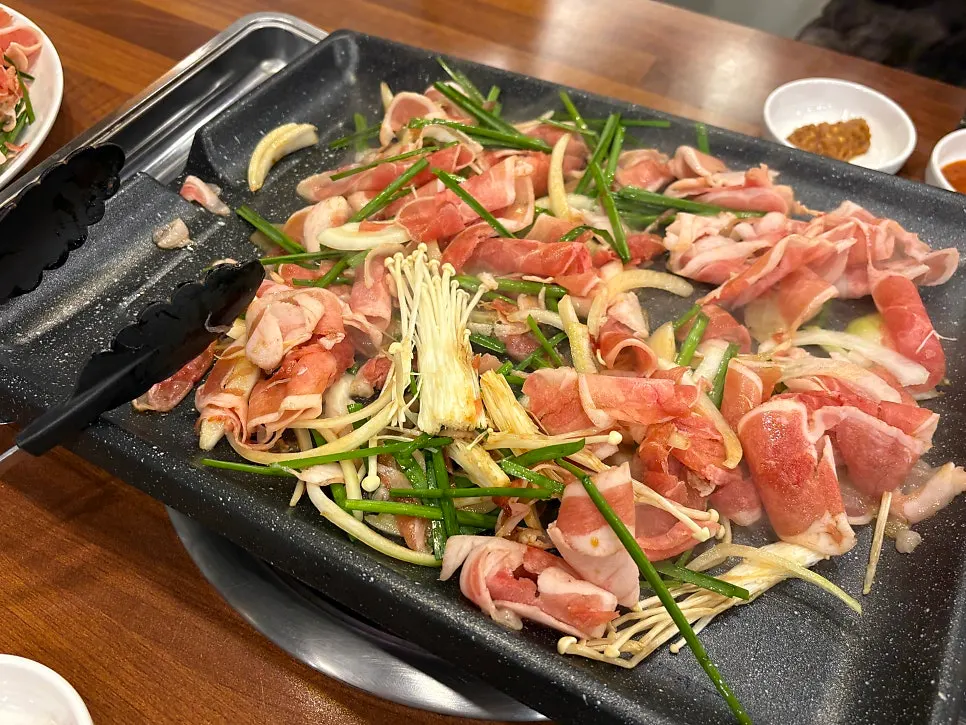 부추 양파 버섯과 버무린 간장 오리불고기