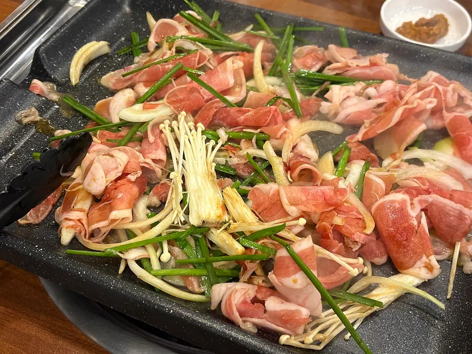 산더미처럼 쌓인 오리불고기 2인분