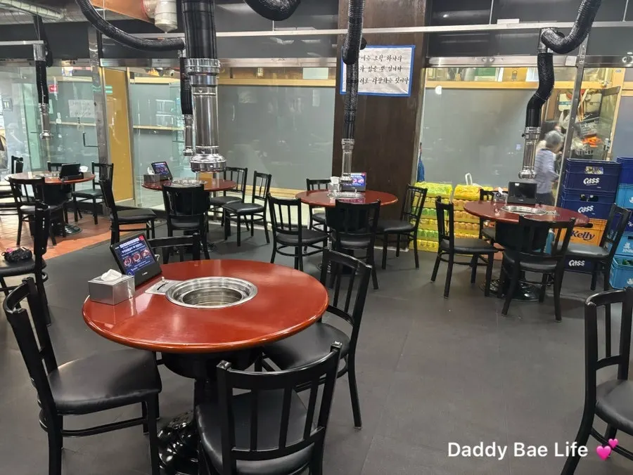 Interior atmosphere of the charcoal barbecue restaurant