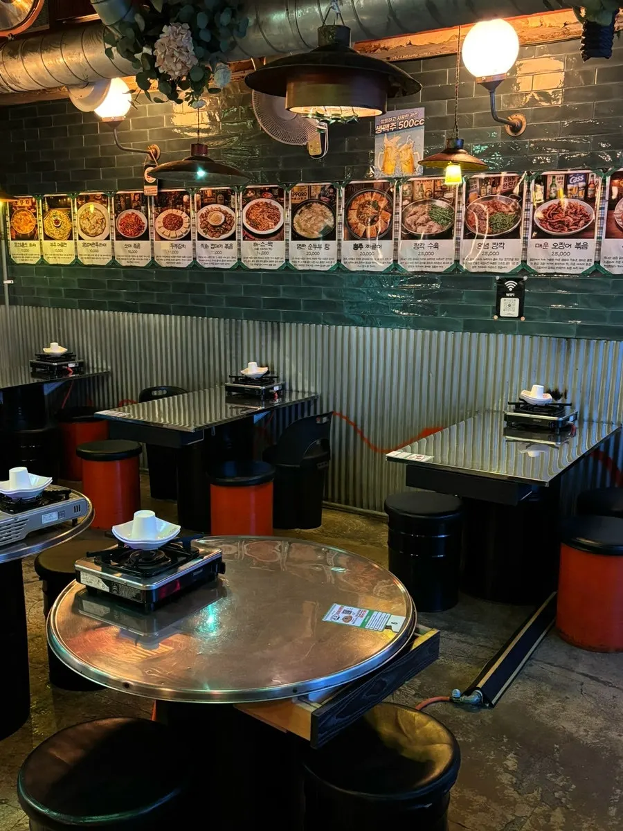 Empty seating area at Seonganggoldak right after opening