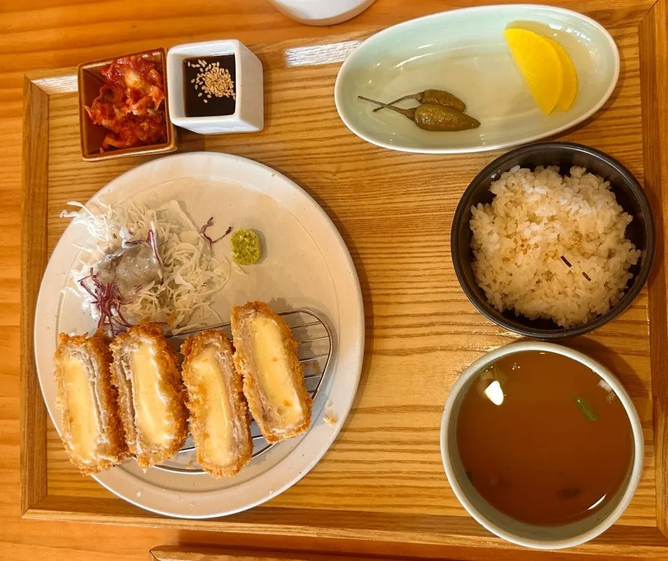 Chogye guksu with ice crystals and shredded chicken