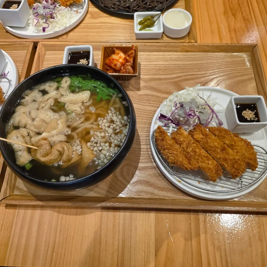 따뜻한 우동 정식 메뉴 사진