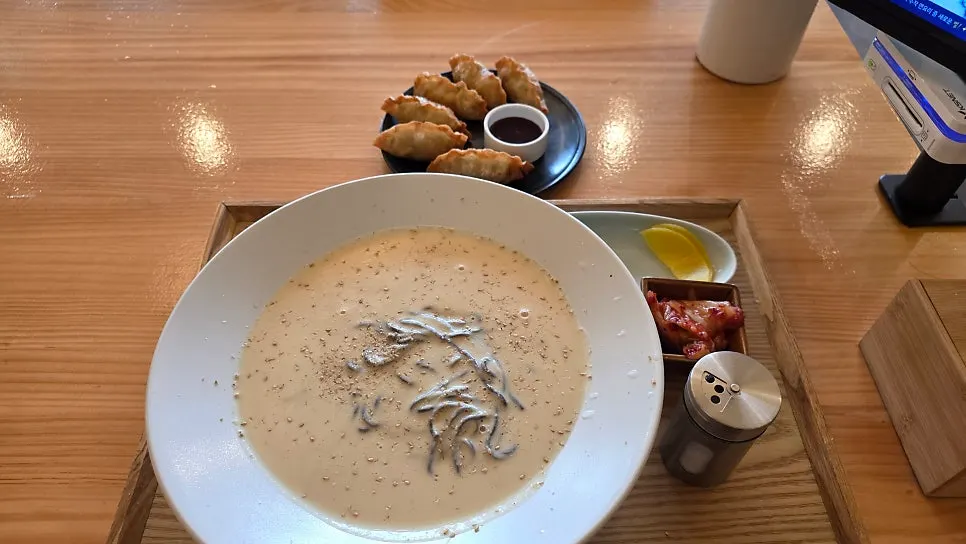 Pesanan kongguksu buatan tangan, gamjajeon dan mandu