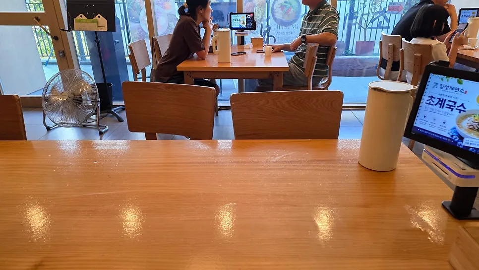 Dalaman restoran mi dengan pencahayaan hangat