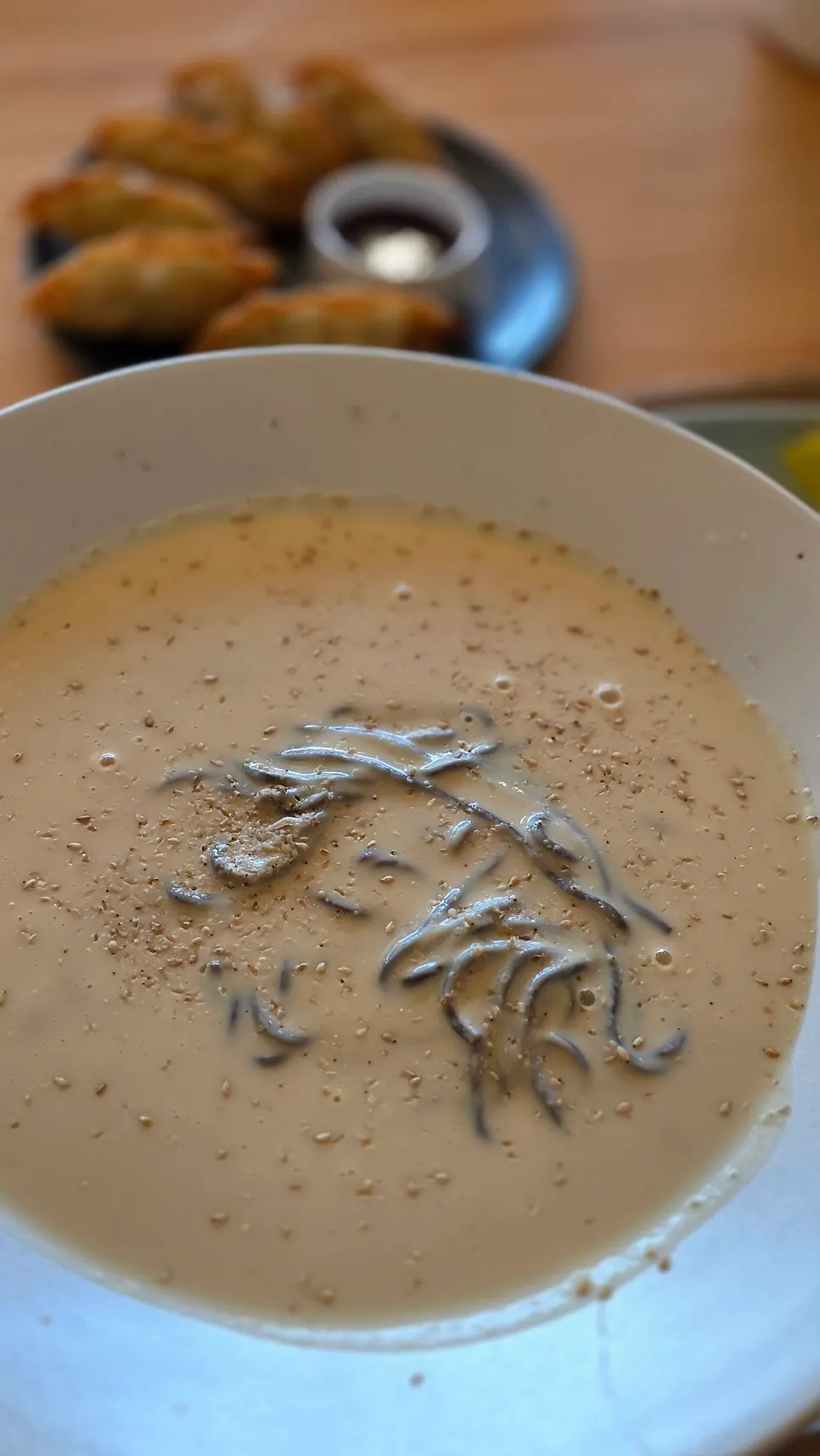 Kongguksu buatan tangan dengan kuah soya putih susu