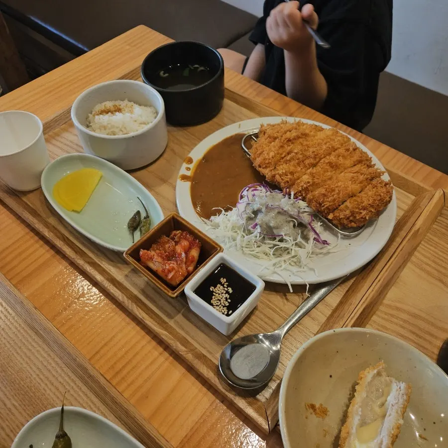 돈까스와 면 메뉴가 함께 놓인 테이블