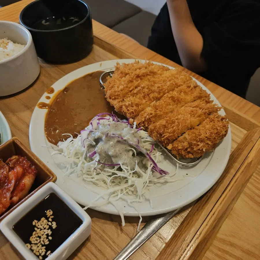 한입 크기로 잘려 나온 통등심돈가스 한 접시