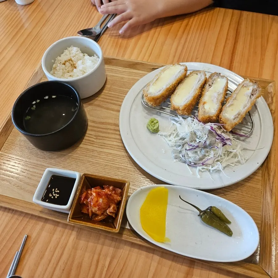 A1 소스가 함께 놓인 돈까스 상차림