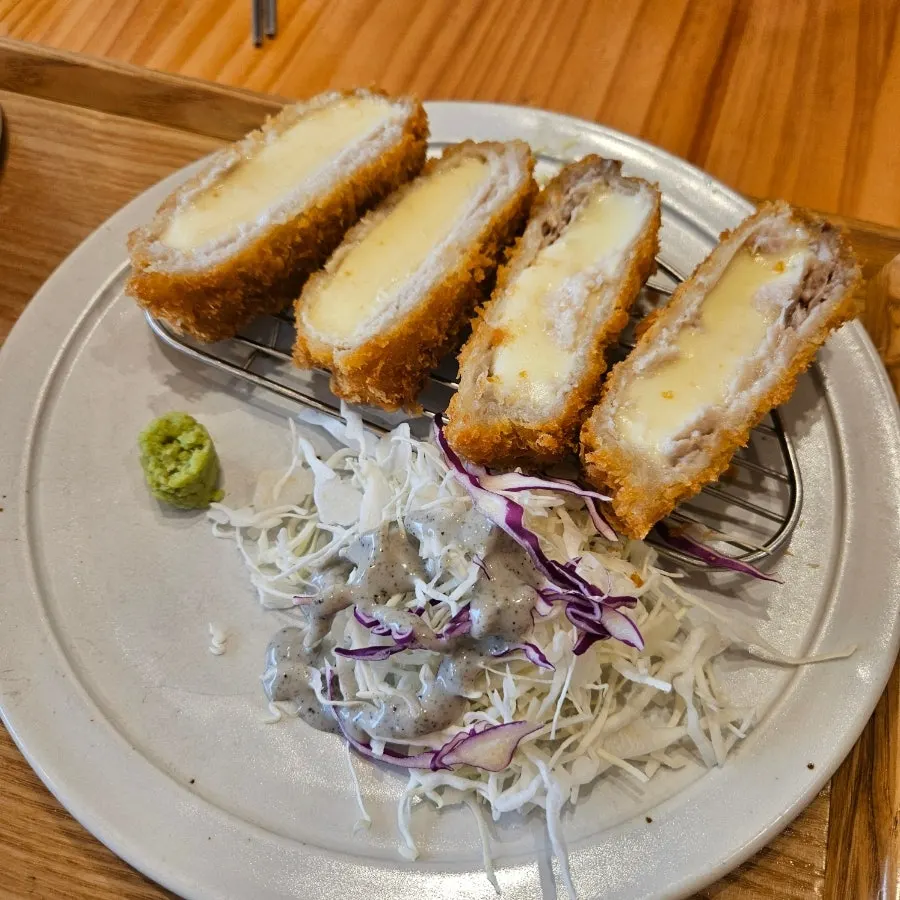 리얼치즈돈가스 한 접시