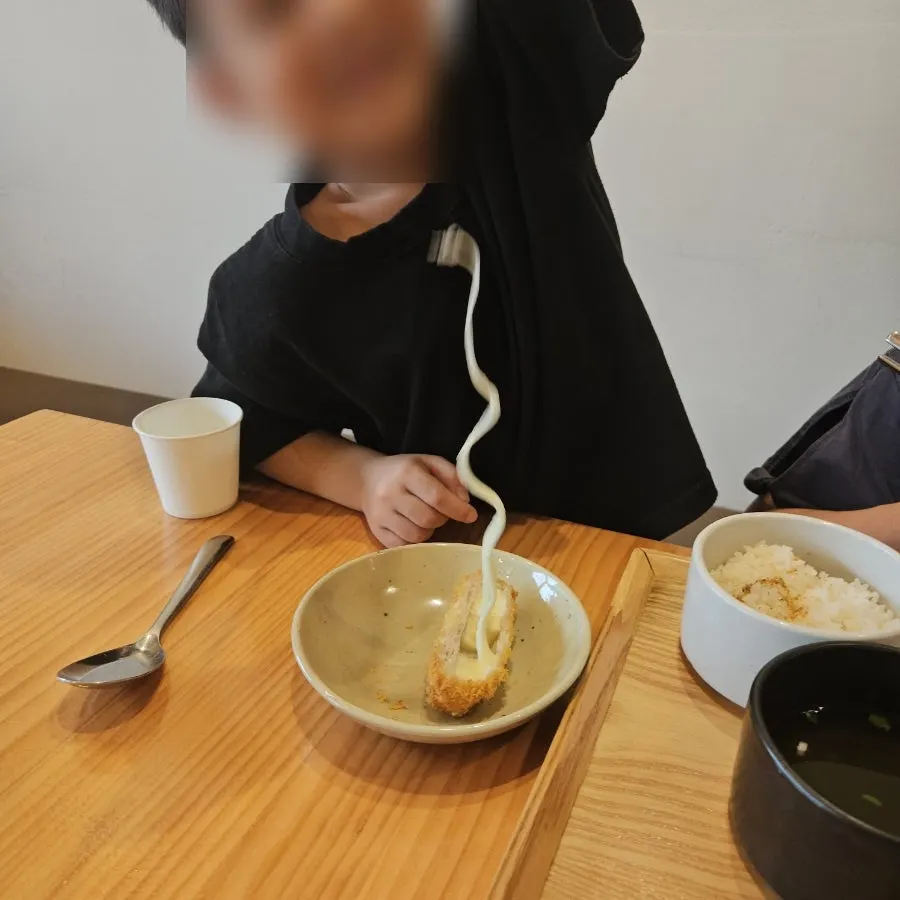 넉넉하게 들어찬 치즈돈가스 속