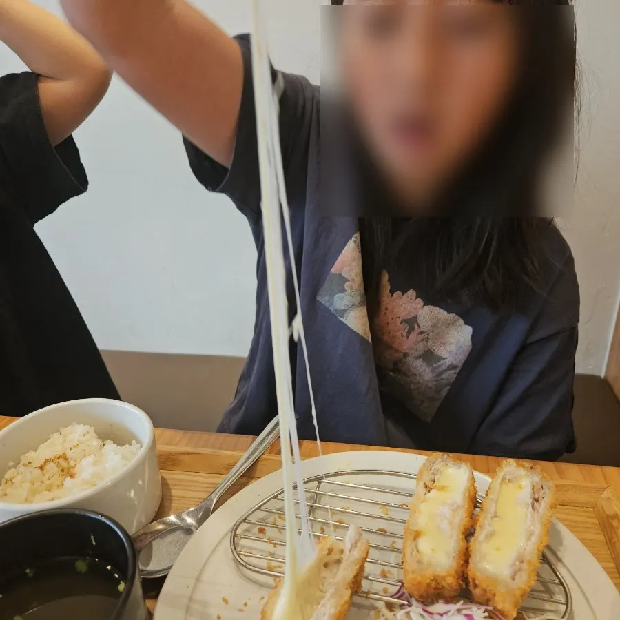 포크로 들어 올려 늘어나는 치즈