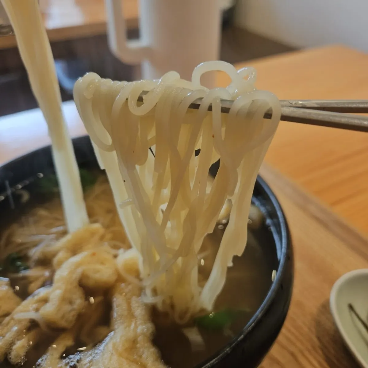 국물에 담긴 생면국수 면발