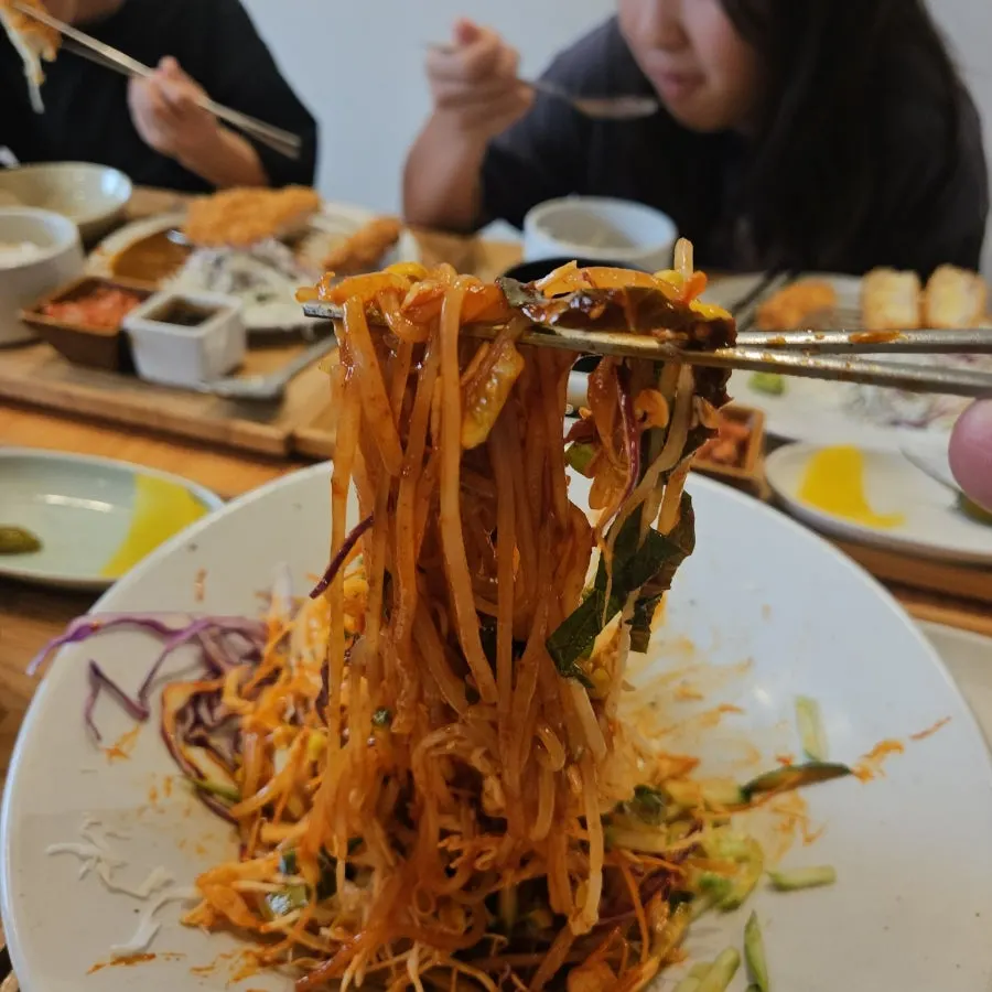 야채가 듬뿍 올라간 냉 쫄면