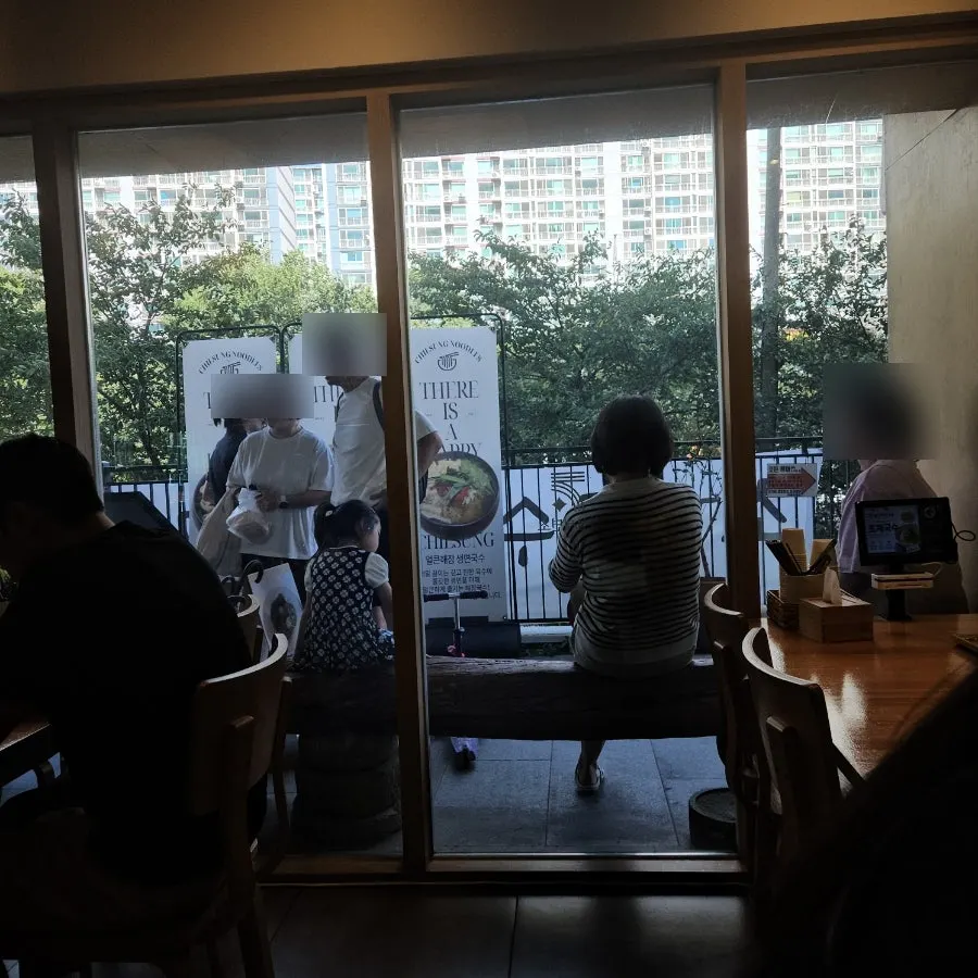 돈까스와 냉 쫄면을 함께 놓은 상차림
