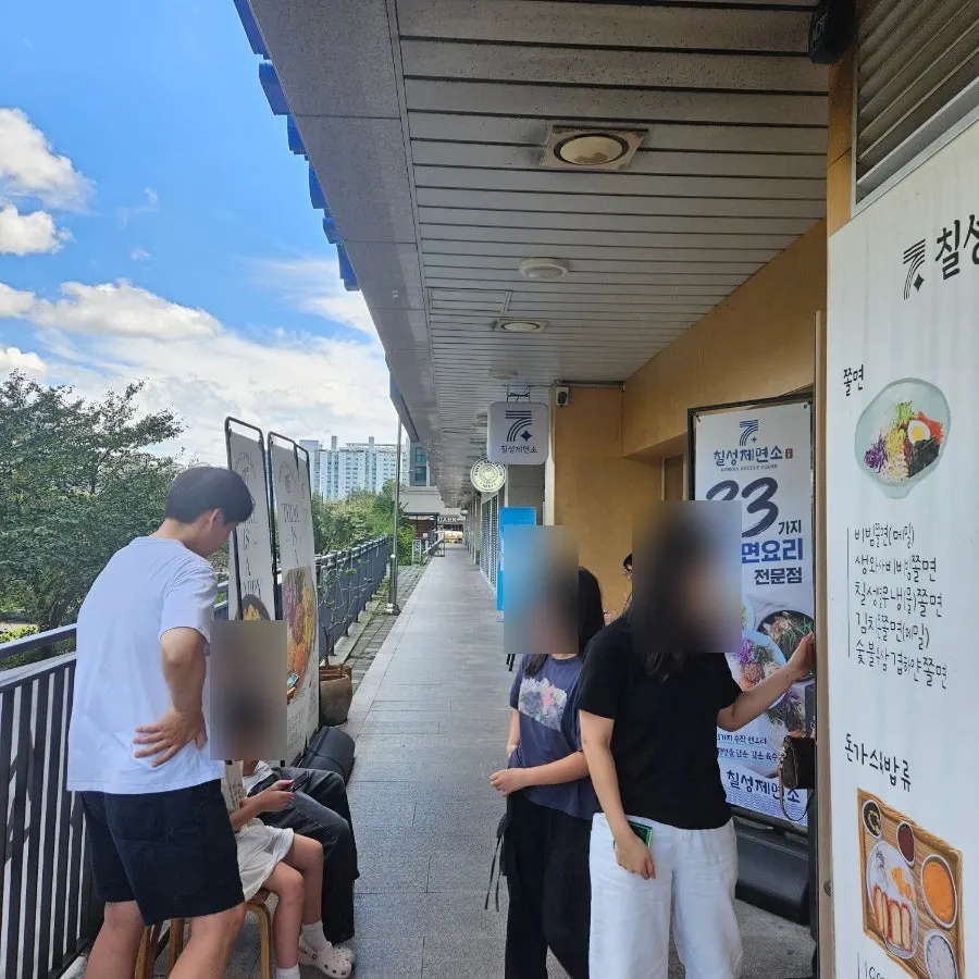 칠성제면소 수지본점 테이블 마무리 장면