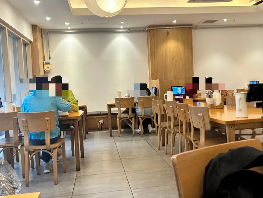 Spacious and pleasant interior of Chilseong Jemyeonso