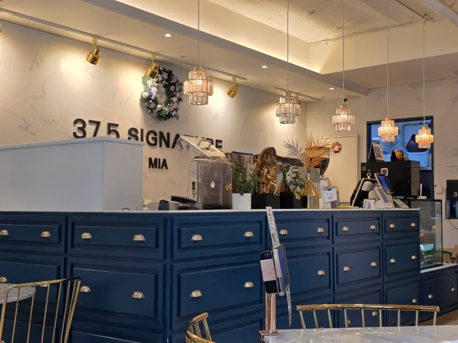 Full view of the dining hall at 37.5 Signature Mia Branch