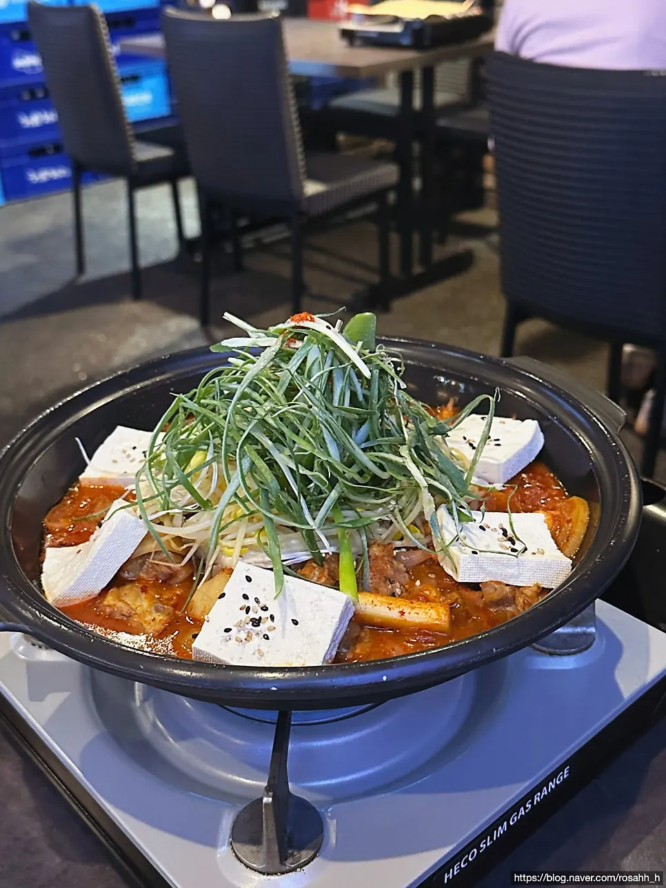 테이블에 놓인 기본 반찬 접시