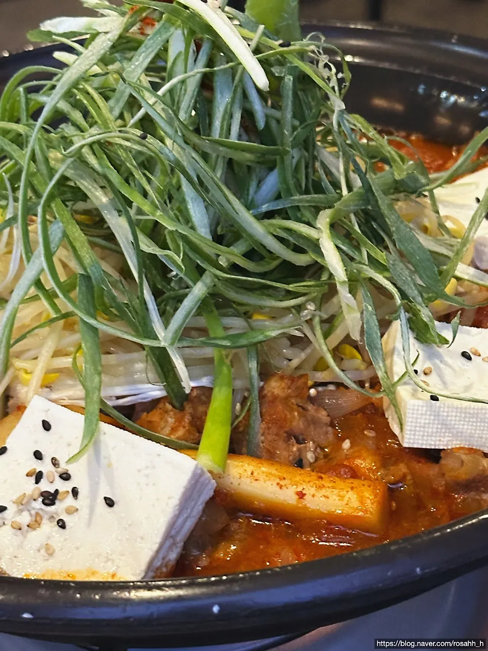 끓고 있는 매운통갈비찜 냄비