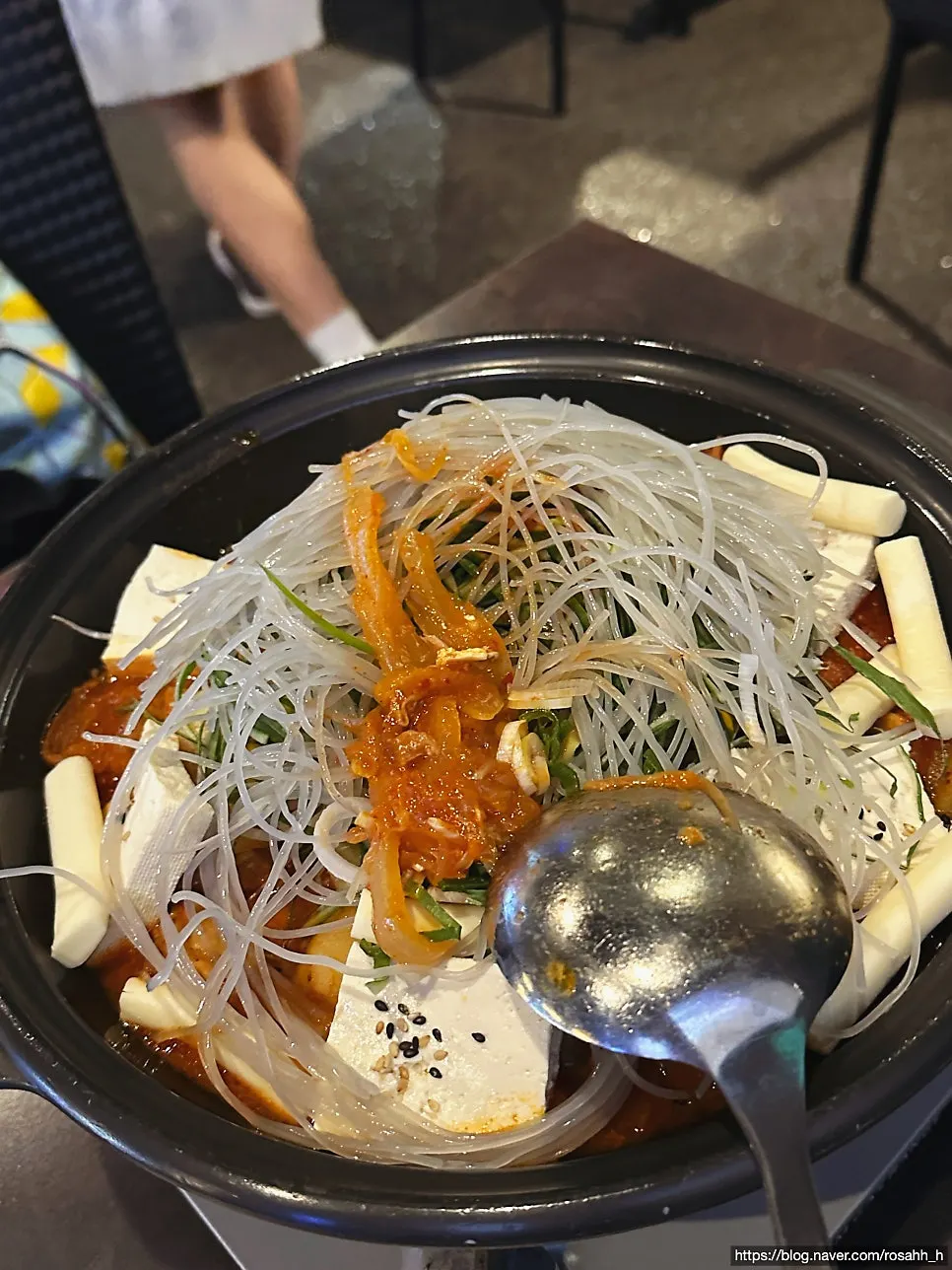 갈비와 떡, 두부가 보이는 갈비찜 속