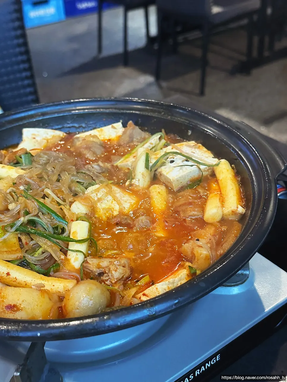 국물에 잠긴 옹심이와 당면