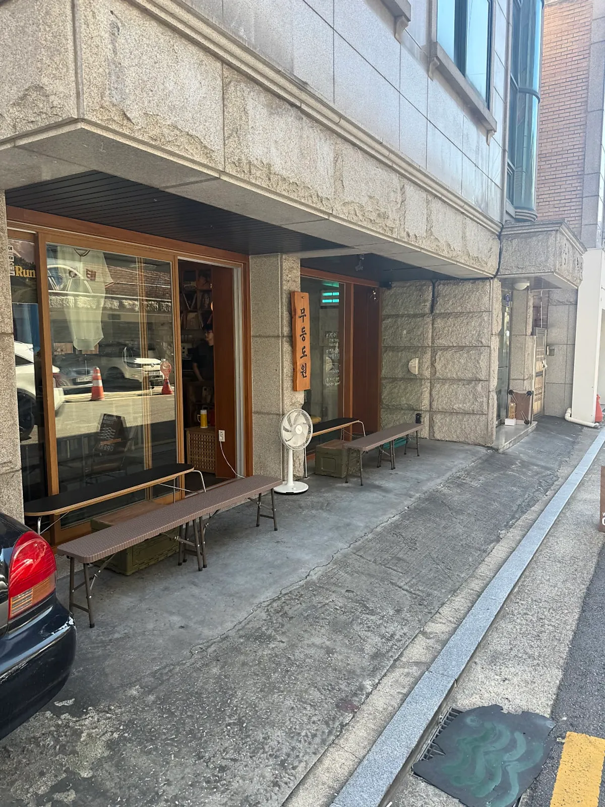 Entrance to Mudeungdowon café in an alley near Seongbuk Stream