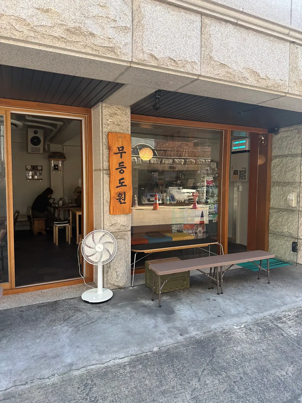 Mudeungdowon counter with grinders and coffee machines