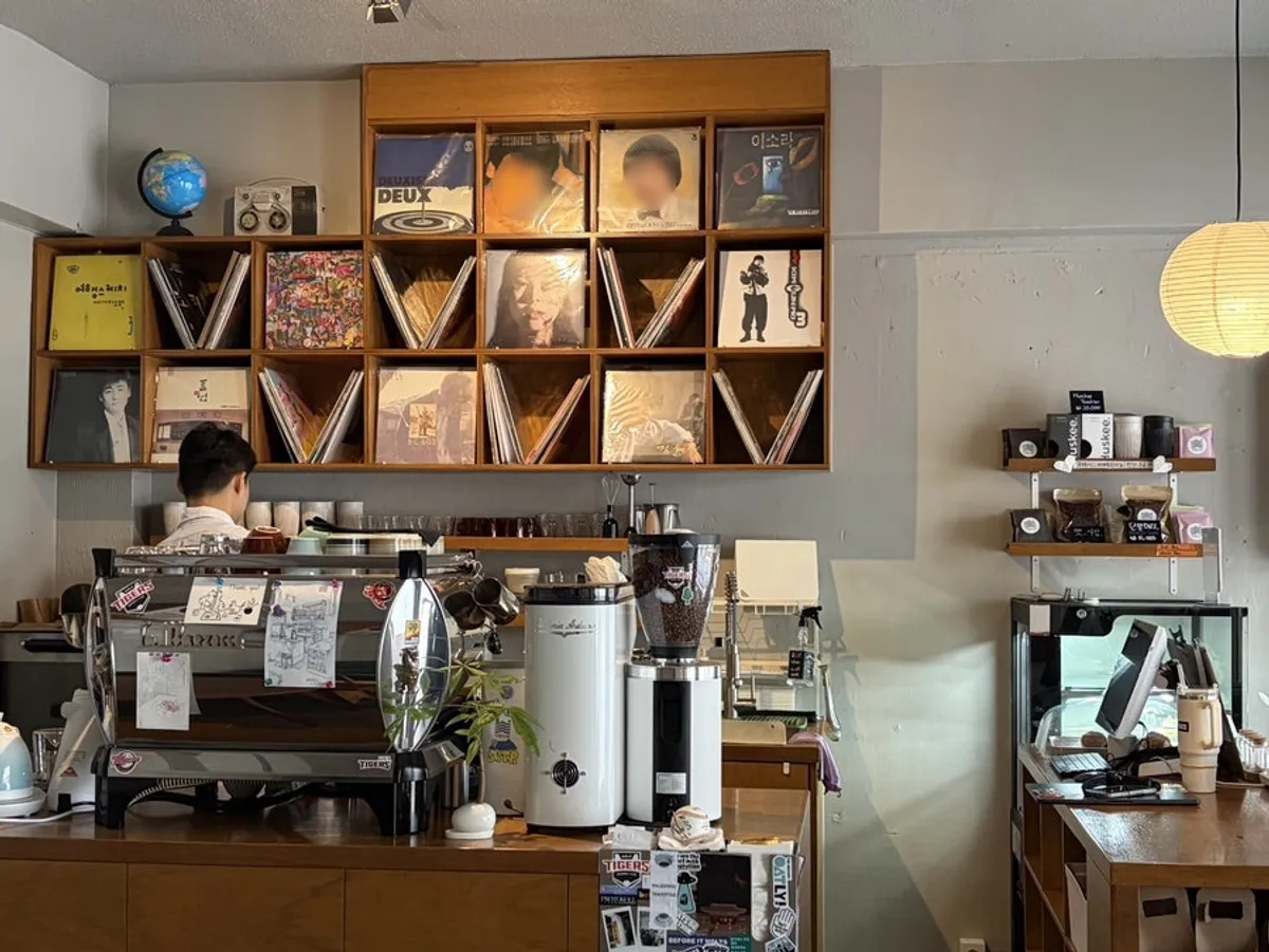 Visiting Mudeungdowon, a café near Seongbuk Stream