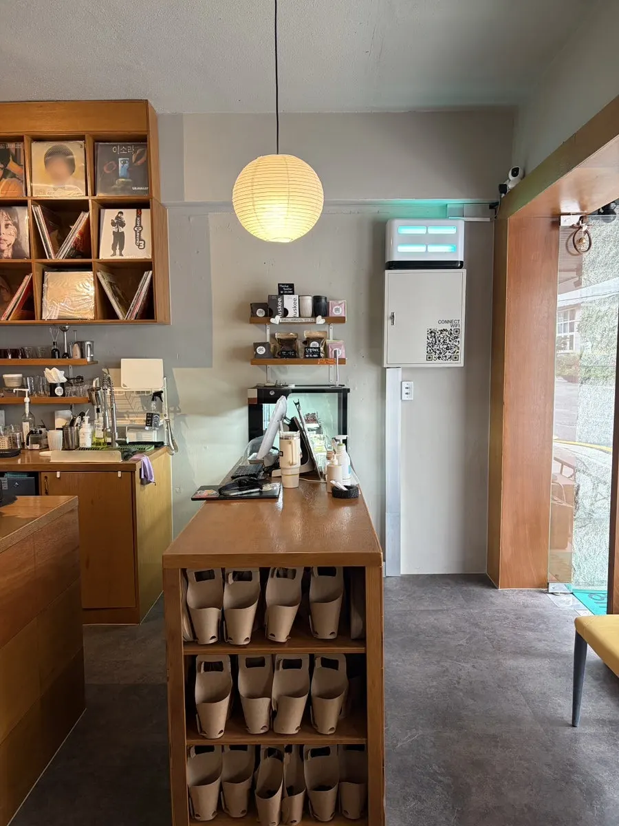 Café space blending music and coffee