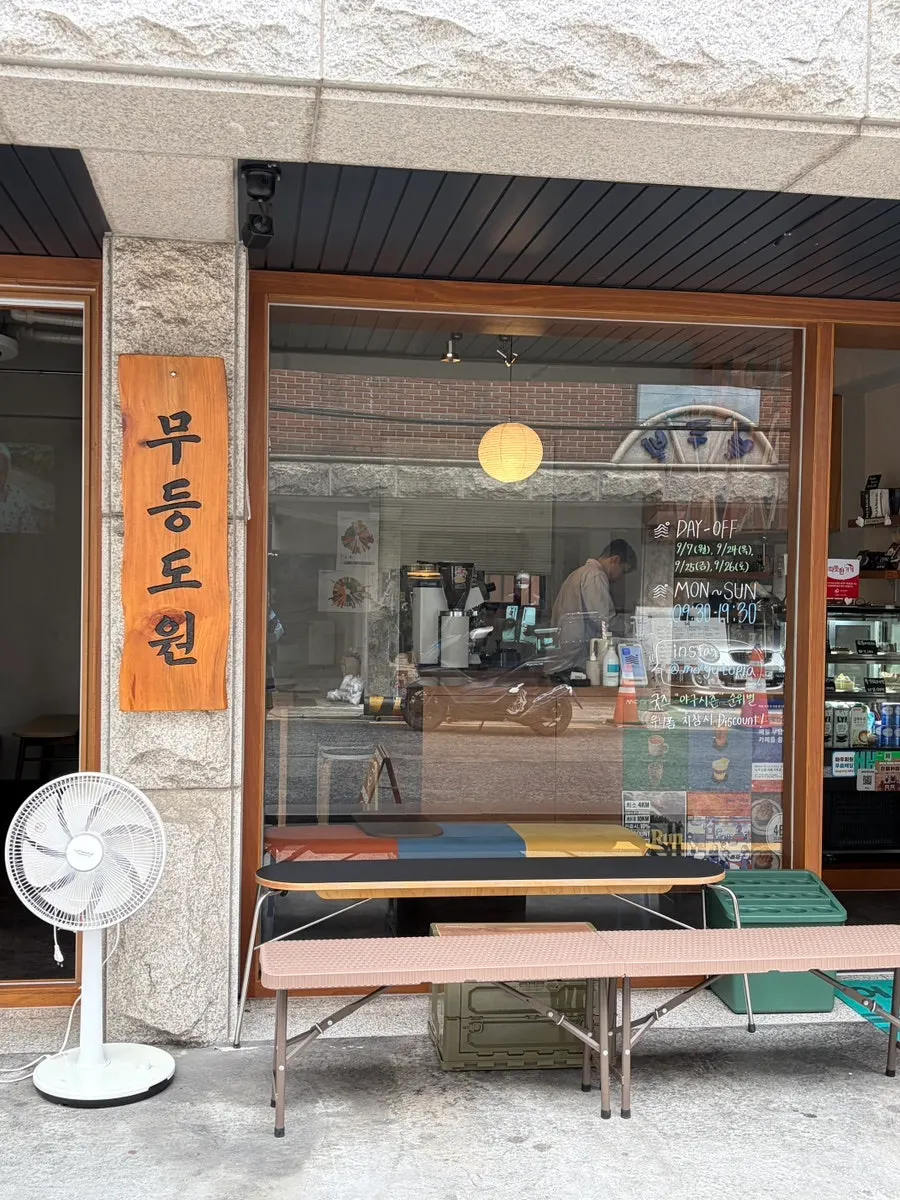 Atmosphere of the Mudeungdowon café space