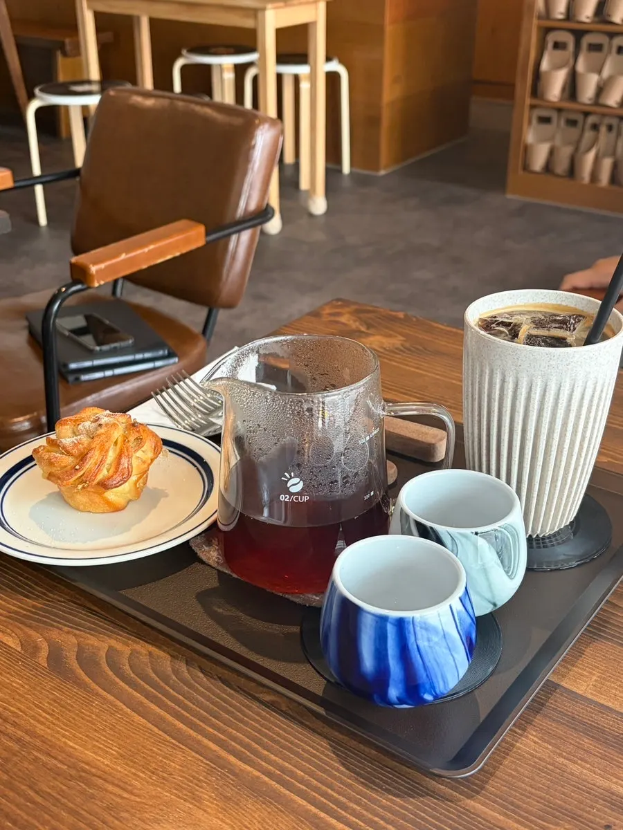 Café found after a walk along Seongbuk Stream